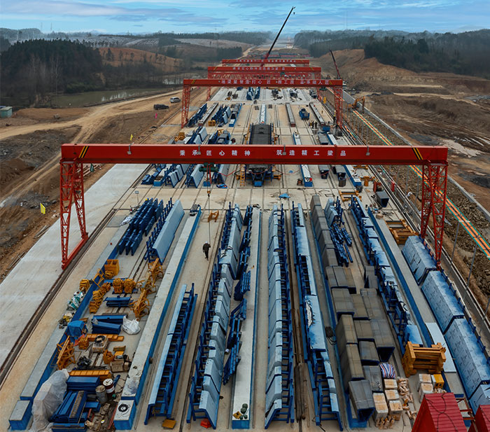 湖北路橋赤壁30m赤壁液壓箱梁模板施工現(xiàn)場